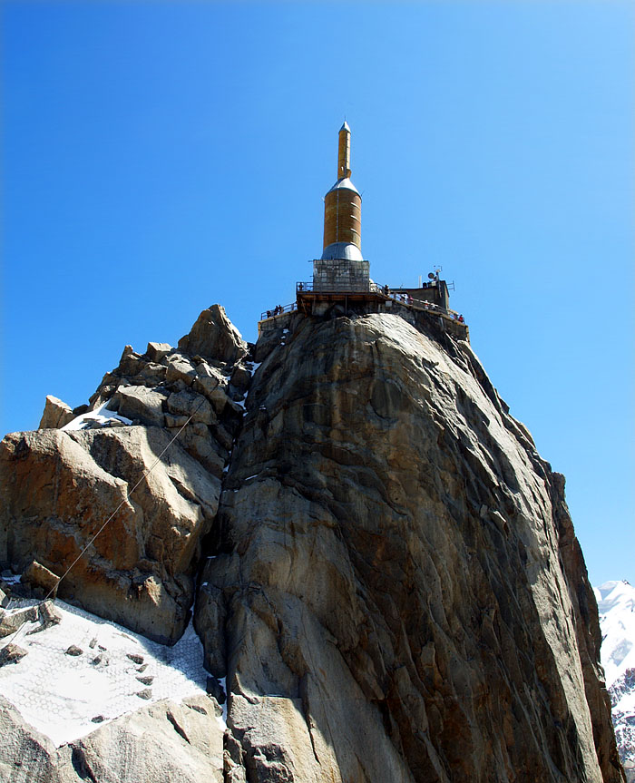 エギーユ・デュ・ミディ中央峰（3,842m）に建つ展望台