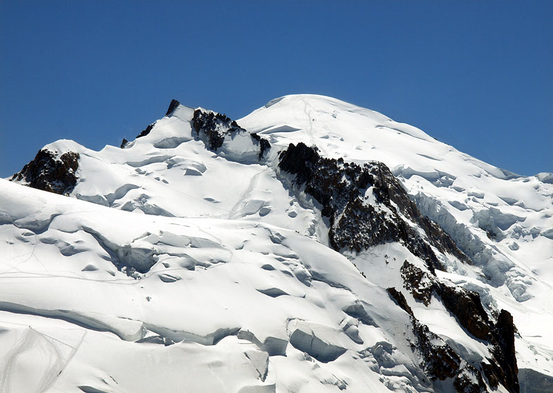 登頂ルートが残るモンブラン山頂付近