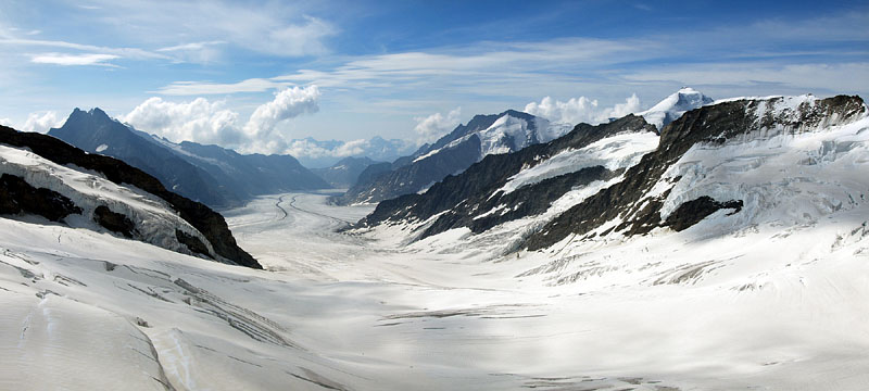 南流するヨーロッパ最大・最長のアレッチ氷河