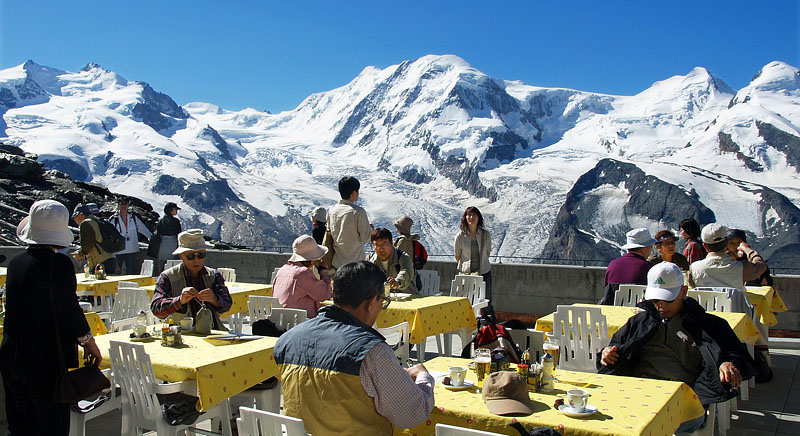 山上レストランで休憩する観光客たち