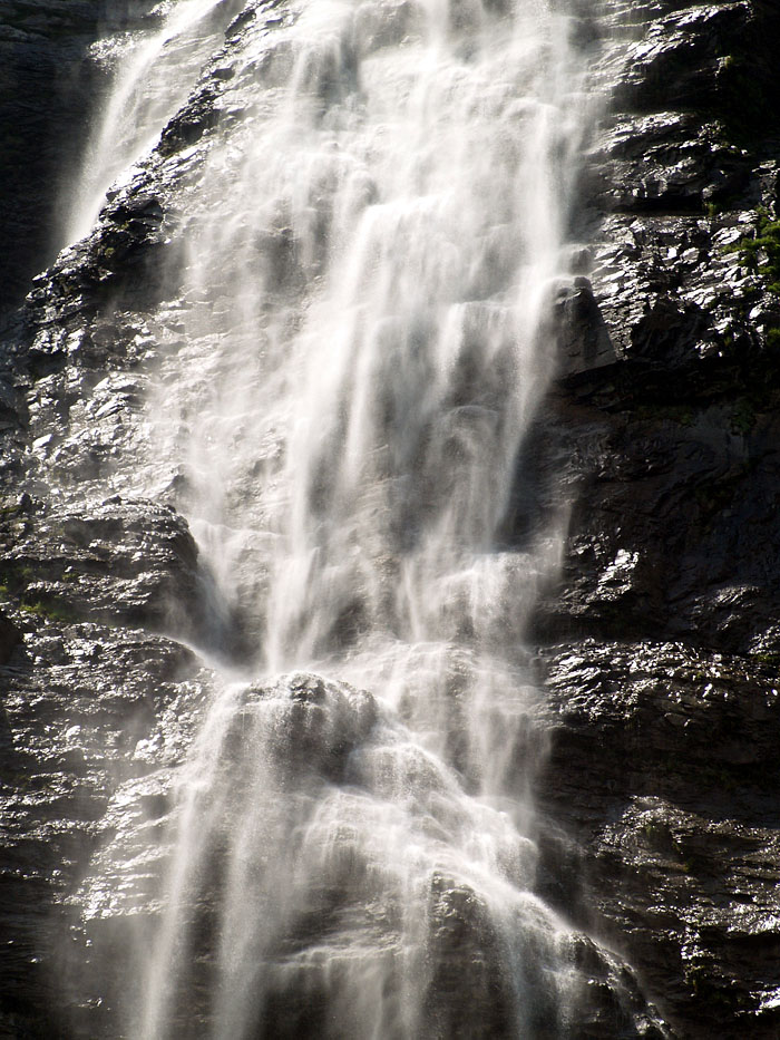 アルプスの雪解け水がダイナミックに落下するトリュンメルバッハの滝