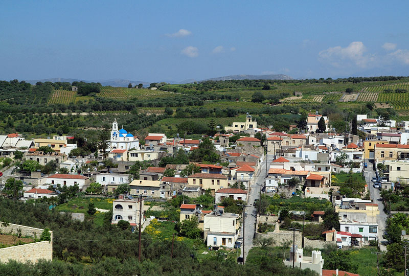 オリーブとブドウ畑に囲まれたクレタ島の美しい村