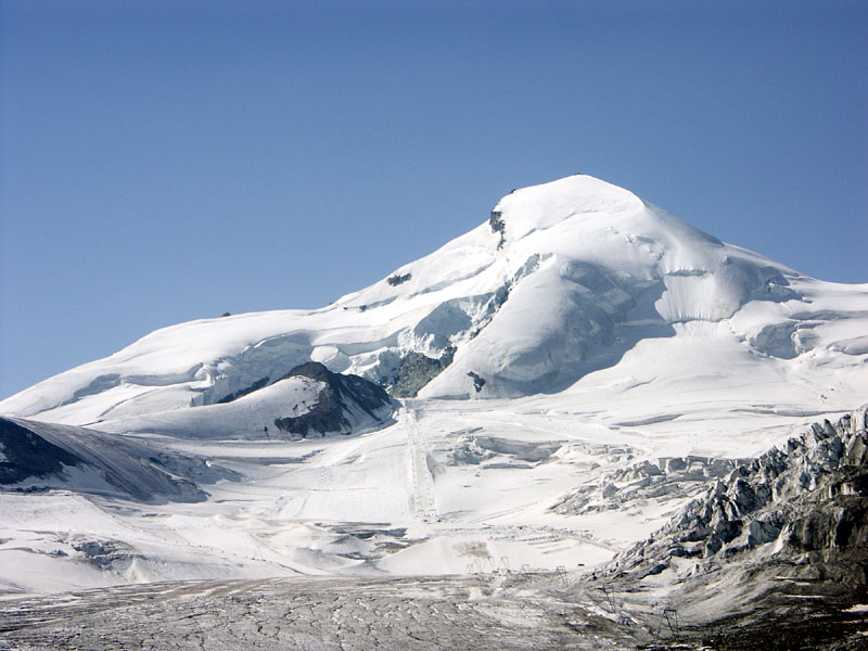 美しい独立峰アラリンホルン（4,027m）/レンクフルー（2,870m）