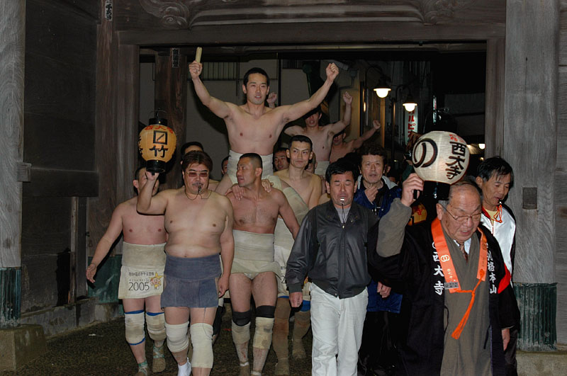 仁王門を凱旋する福男たち / 撮影：2005年２月19日