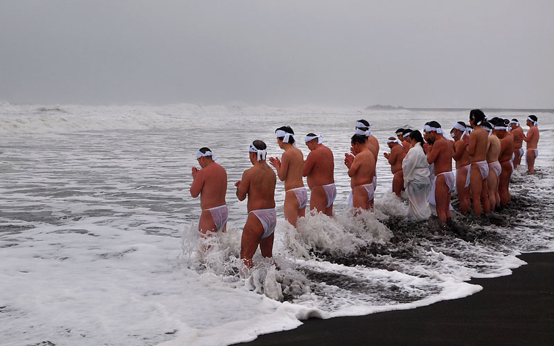大時化の太平洋で足を洗われる行者たち　2012.1.22 11:23