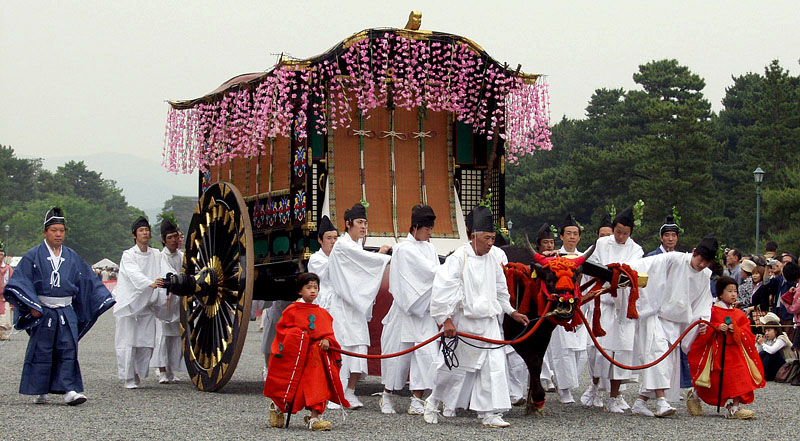 京都御所・建礼門を出発する牛車（ぎっしゃ）/葵祭（京都）