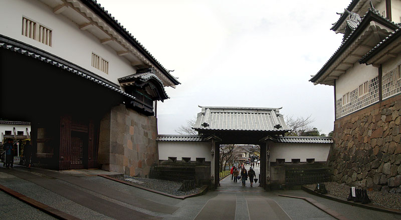 石垣が左右で異なる石川門（内側）