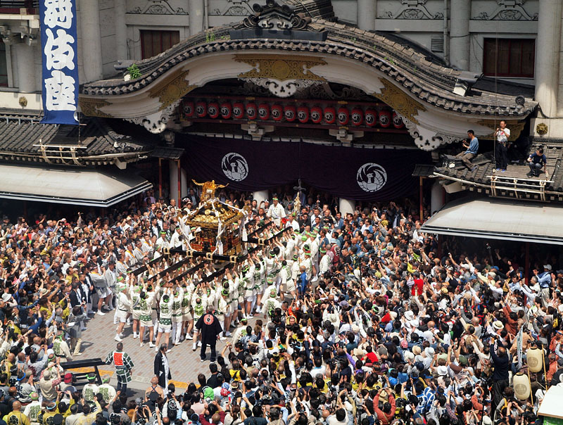 歌舞伎座前で神輿を差す弥生会会員たち