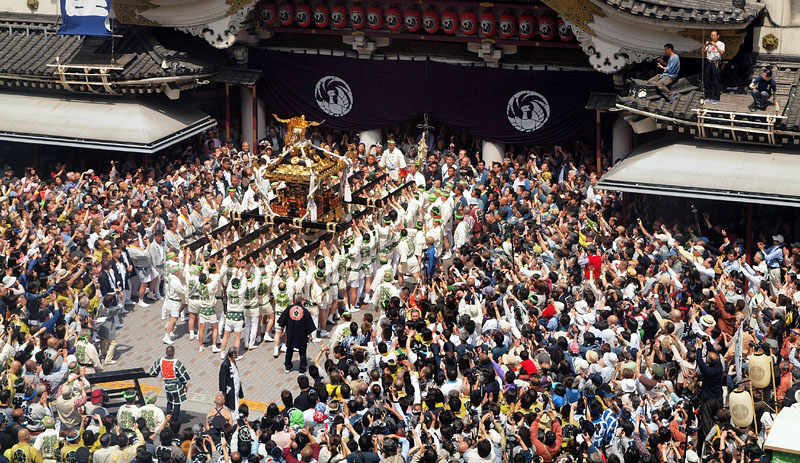 歌舞伎座前の神輿差