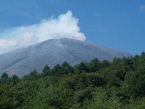 噴煙の浅間山（2004年8月12日）