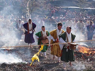 高尾山大火渡り祭（2004年3月14日）