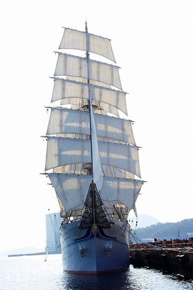 広島港に寄港した海王丸１