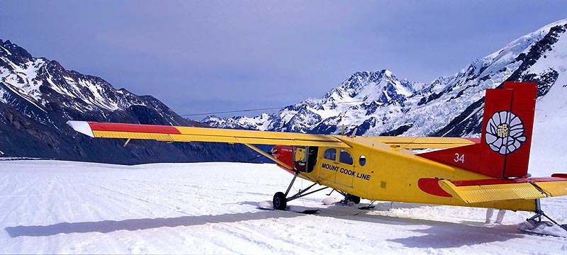 タスマン氷河に着陸したセスナ機とマウントクック
