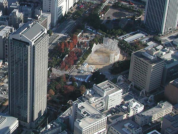 神戸市役所と東遊園地