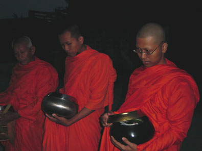 托鉢の僧侶たち