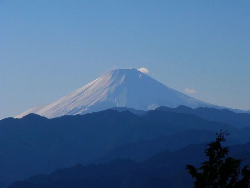 東京・高尾山西北6kmの明王峠から臨む富士の峰