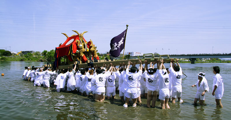 勇壮な川渡御で知られる「松尾祭」