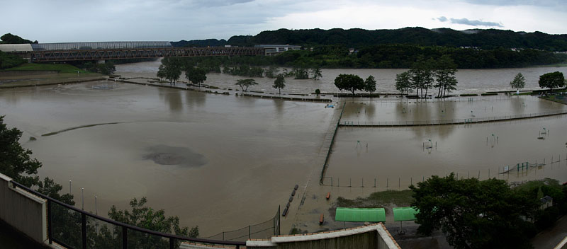 多摩川の濁水に覆われた青梅市市民球技場 　2007.9.7　0658