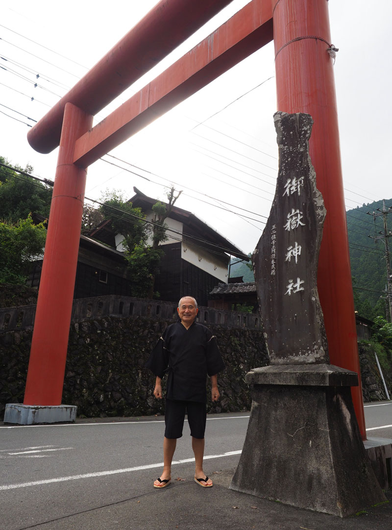 御嶽神社の参道に立つ巨大な赤鳥居と和田爺
