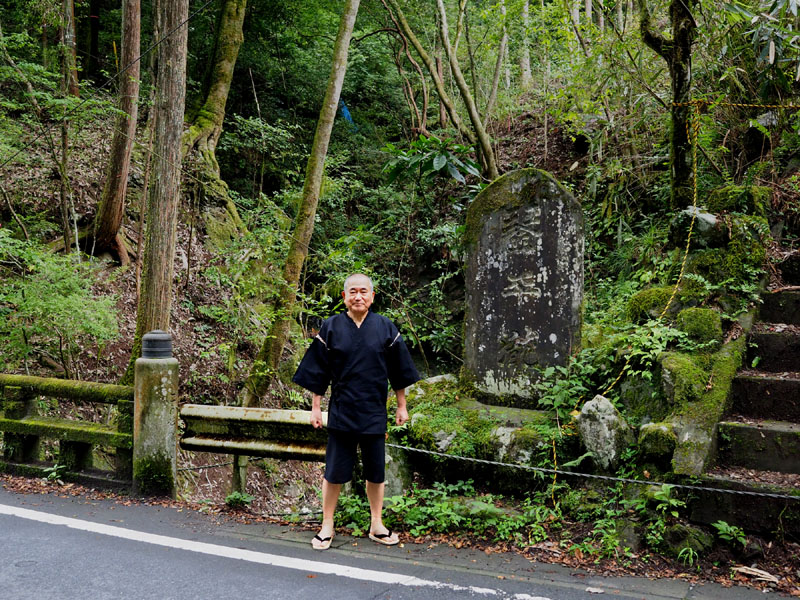 琴平滝入口の古色蒼然たる石碑「琴平瀧」と和田爺