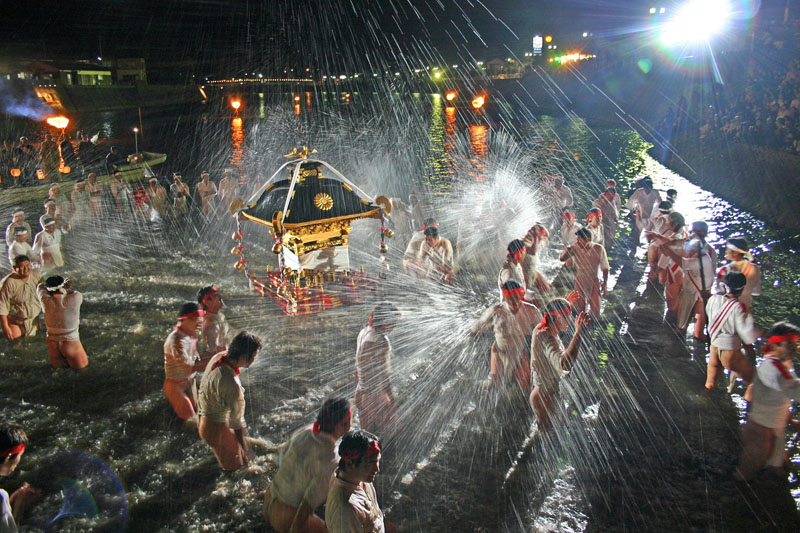 川を渡る神輿 / 若宮八幡神社裸祭