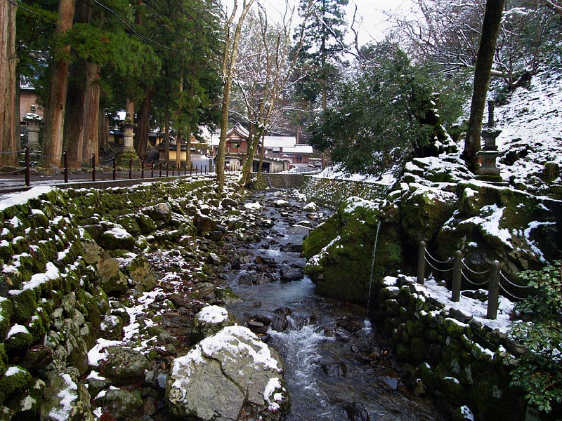 雪の永平寺川