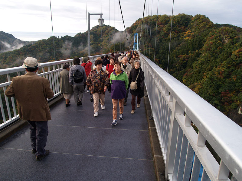橋を渡る観光客