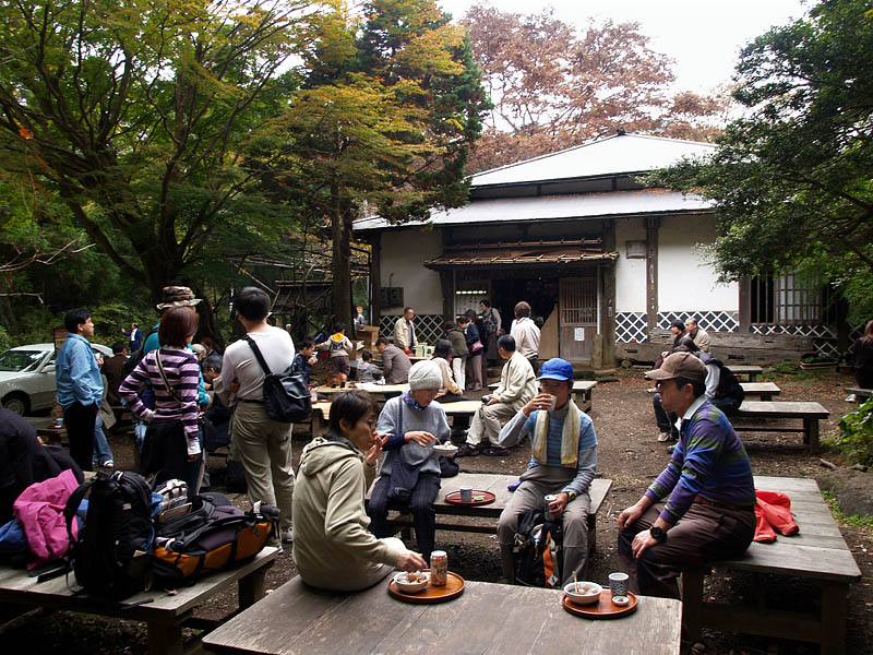 茶屋で軽食をとる旅人たち