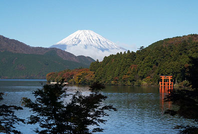 元箱根の木々の間から見える富士山