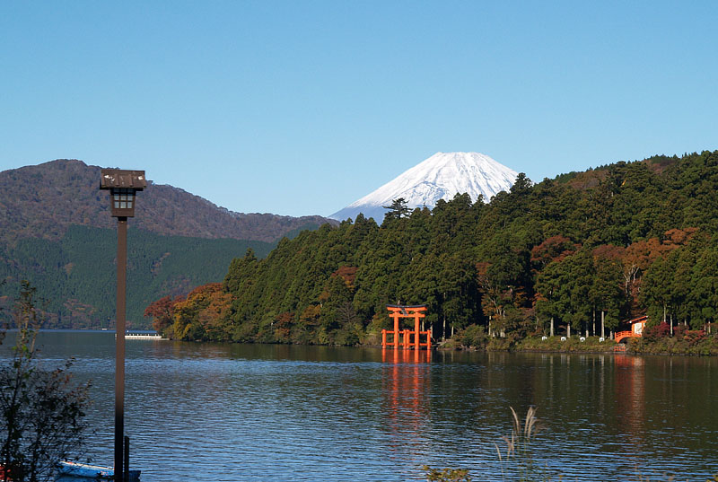 富士山と湖中に立つ箱根神社の大鳥居