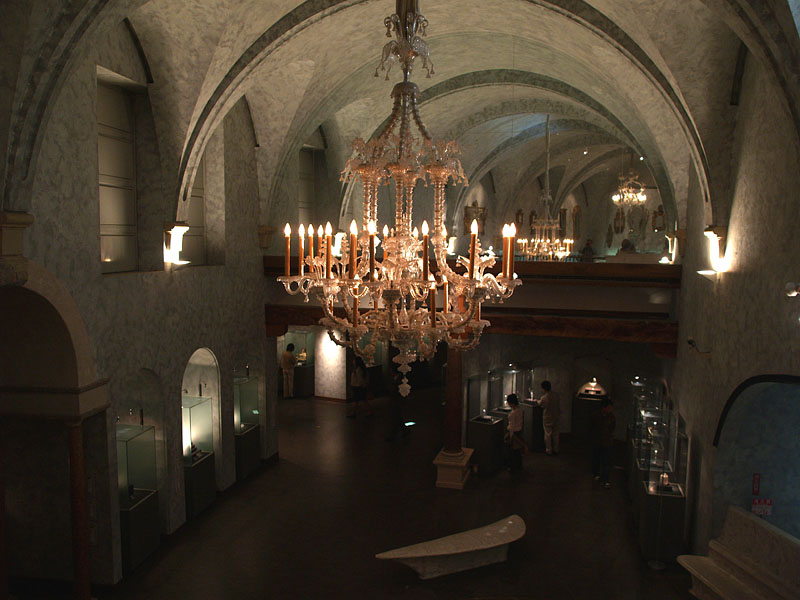 シックなヴェネチアン・グラス美術館の内部
