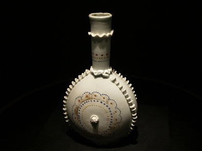 点彩文乳白扁瓶（16世紀）