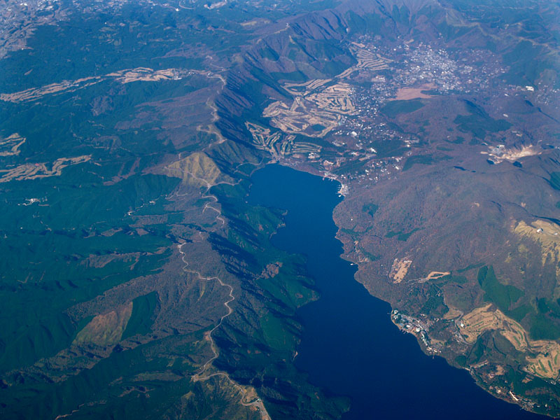 上空26,000フィート（約8,000m）から見た芦ノ湖