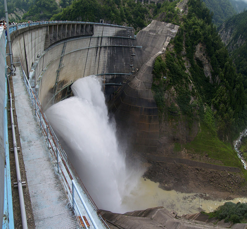 巨大な黒部ダムの放水