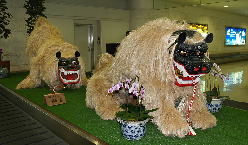 旅行客を歓迎する石垣島の獅子（那覇空港）