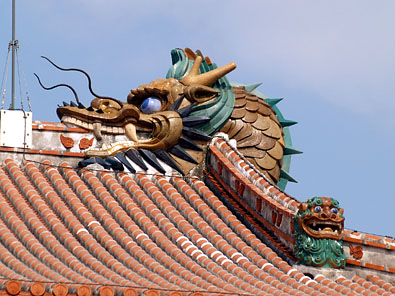 屋根を飾る龍（右）