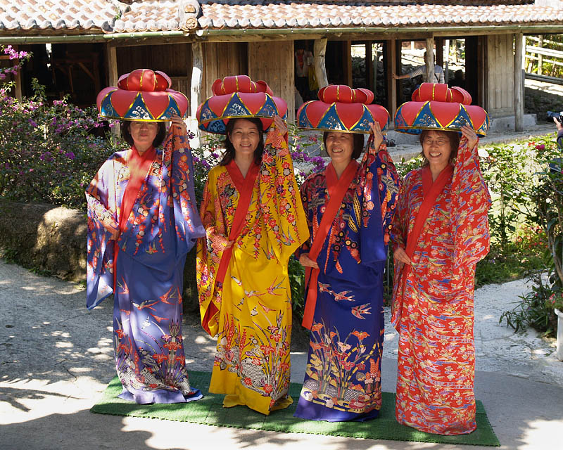 紅型衣装で記念撮影するヤマトンチュの女性たち