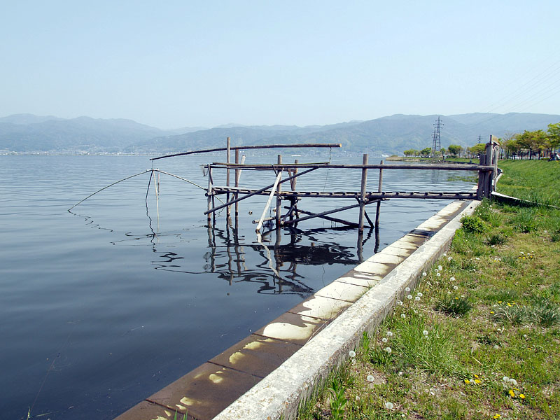 諏訪湖の大きな四手網