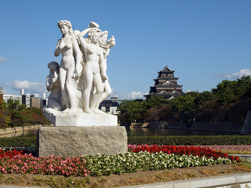 「花の精」の彫刻と広島城