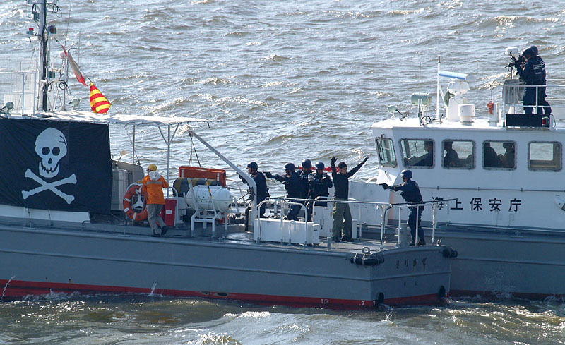強行接舷して被疑者を逮捕する武装海上保安官