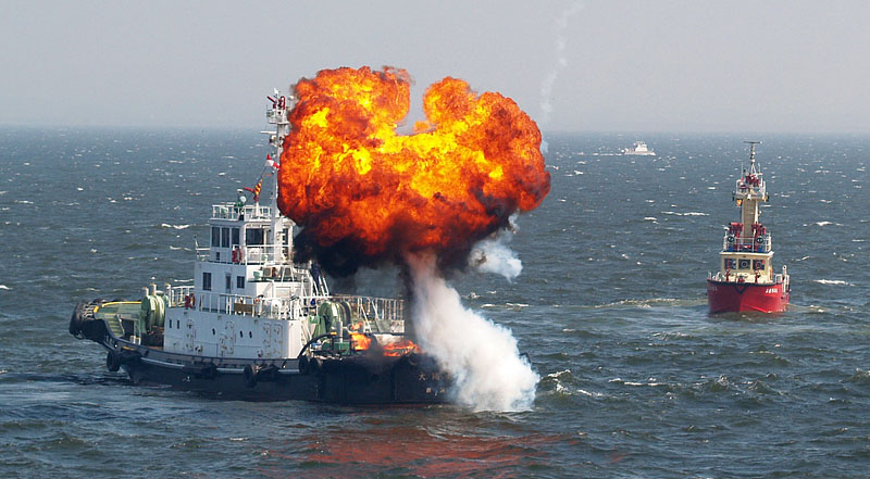 爆発炎上するタグボート「太陽丸」