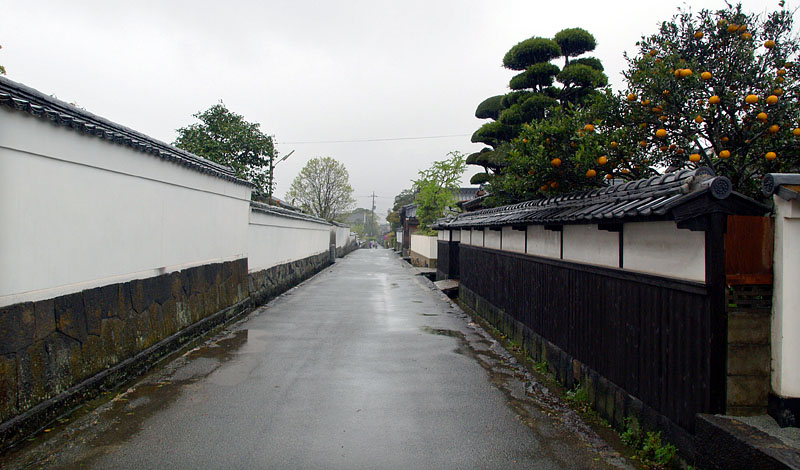 白壁の続く菊屋横丁（日本の道百選）