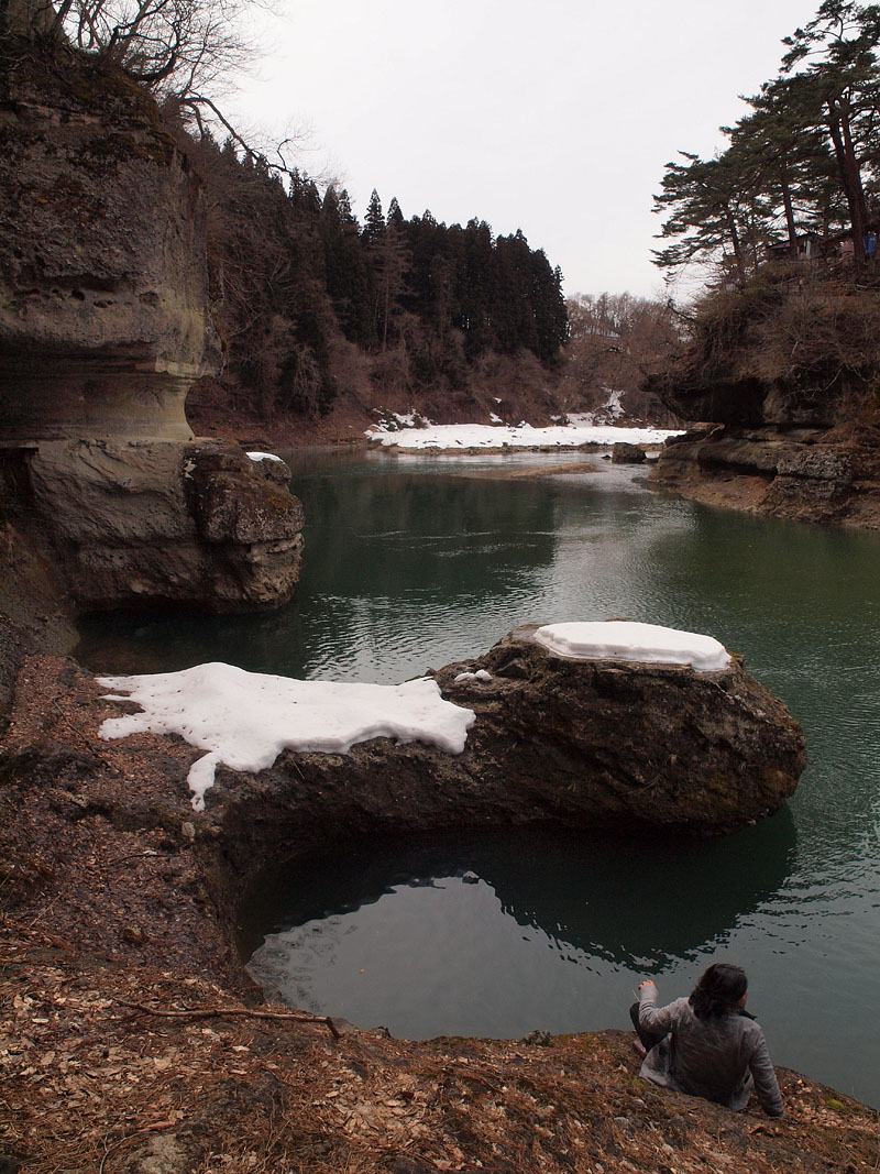 川に突き出た冠雪の土俵岩
