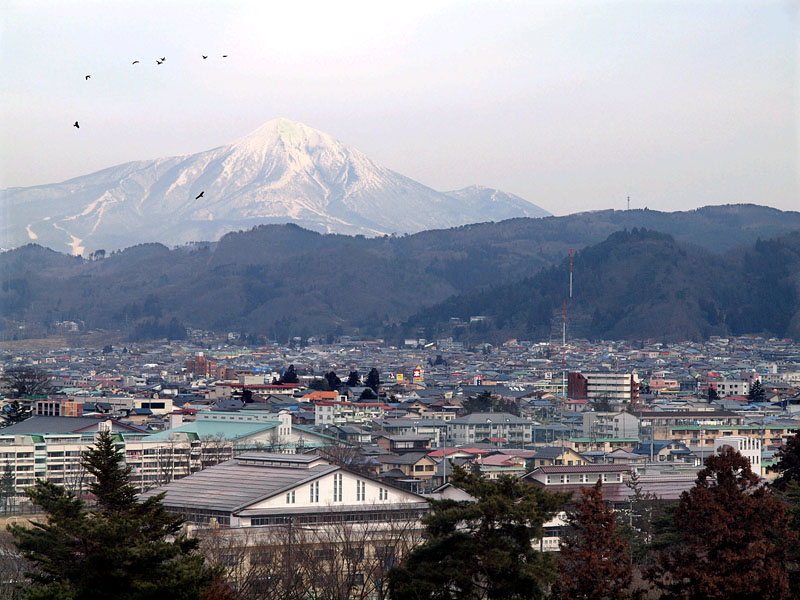 鶴ヶ城の北方にそびえる磐梯山と飯盛山
