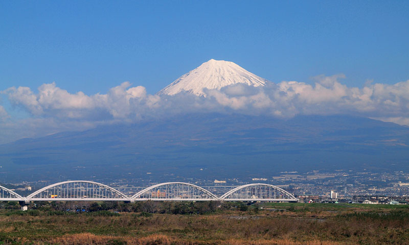 頭を雲の上に出した富士山（3,776m） / 富士市富士川  2009.11.20 11:00