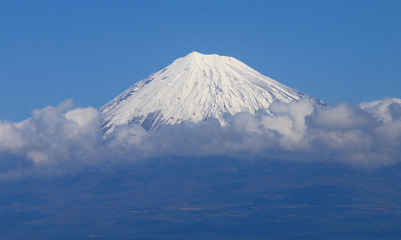 頭を雲の上に出した富士山（3,776m） / 富士市富士川  2009.11.20 11:00
