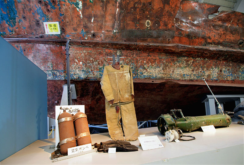 生々しい弾痕と工作員の資器材/工作船船首部左舷