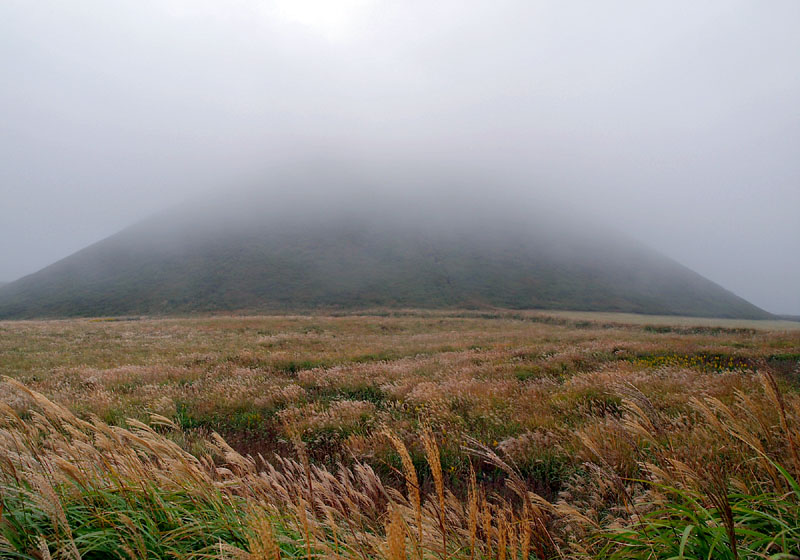 霧に霞む米塚の薄野