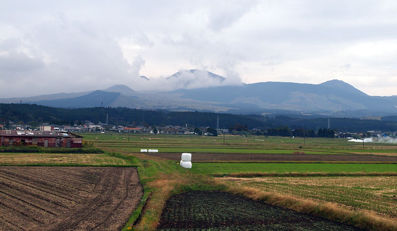 豪快に雲を湧き上げる阿蘇中央火口丘（西面） / 赤水