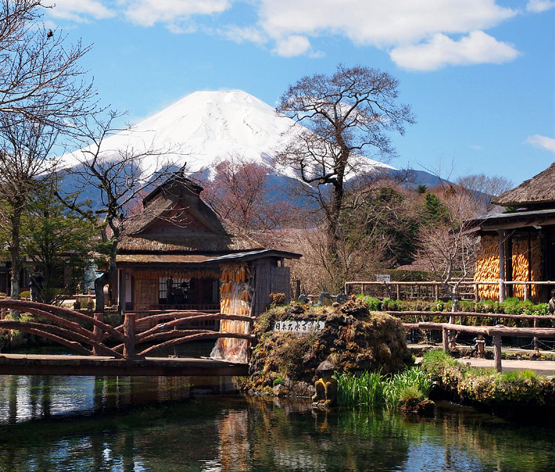 藁葺の民家と富士山